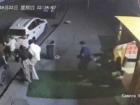 Dalam sebuah video terekam detik-detik sejumlah warga berhamburan keluar dari rumah saat Gempa bumi dengan magnitudo 7 melanda wilayah barat daya Tibet, China, sekitar pukul 22:33 malam, Kamis waktu setempat. (Tangkapan Layar Video AFP/CCTV)