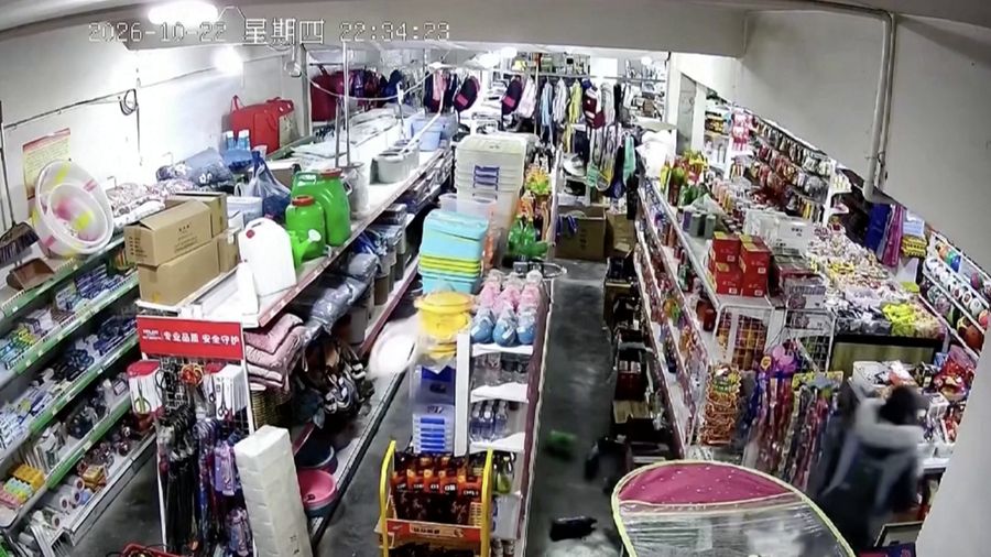 Dalam sebuah video terekam detik-detik sejumlah warga berhamburan keluar dari rumah saat Gempa bumi dengan magnitudo 7 melanda wilayah barat daya Tibet, China, sekitar pukul 22:33 malam, Kamis waktu setempat.