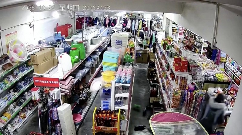 Dalam sebuah video terekam detik-detik sejumlah warga berhamburan keluar dari rumah saat Gempa bumi dengan magnitudo 7 melanda wilayah barat daya Tibet, China, sekitar pukul 22:33 malam, Kamis waktu setempat.