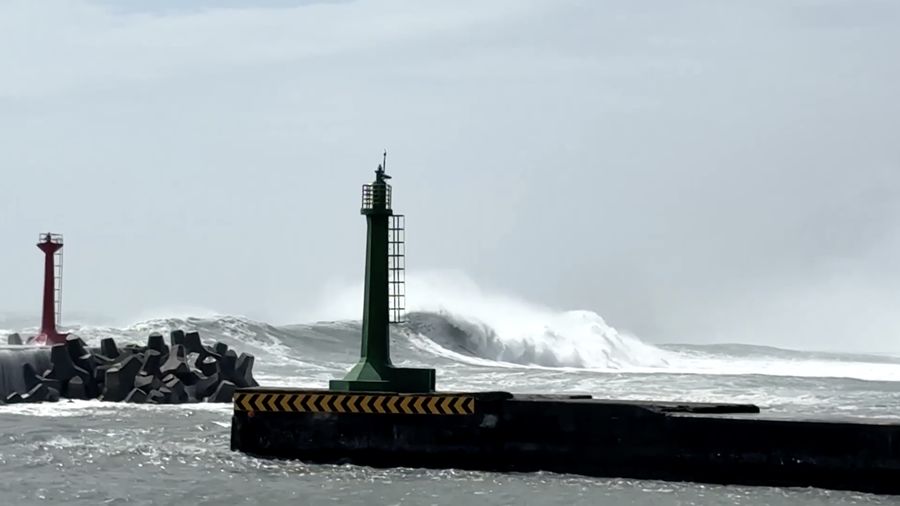 Hampir seluruh wilayah Taiwan menghentikan aktivitas pada Jumat menjelang kedatangan Topan Champi yang diperkirakan membawa angin kencang dan hujan lebat.