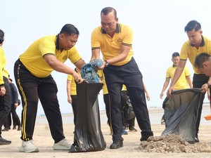 Peduli Lingkungan Lewat Green Policing, Polda Babel Gelar Aksi Bersih Pantai