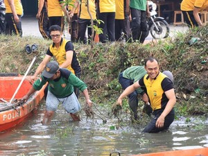 Perkuat Green Policing, Kapolrestro Bekasi Kota Turun Langsung Normalisasi Kali Baru
