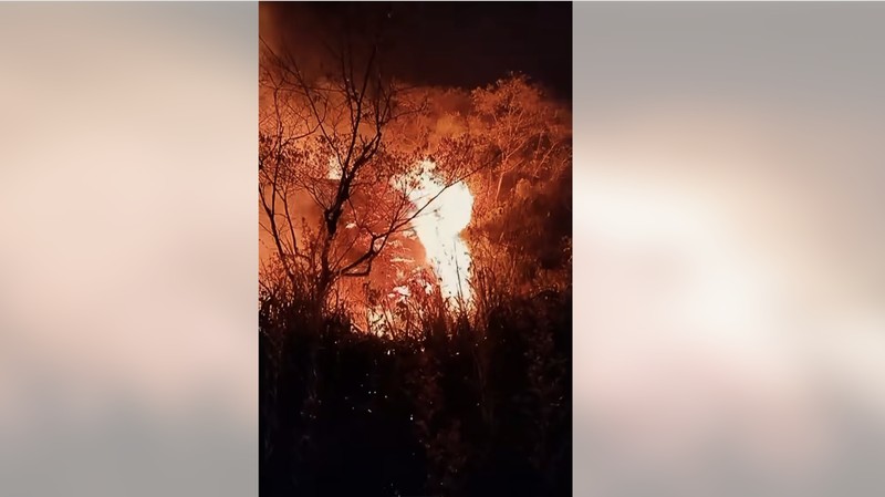 kondisi/situasi karhutla Gunung Lokon hingga pukul 23.00 wita. Selasa, 13 oktober 2026.(Tangkapan Layar Sosial Media BPBD Kota Tomohon)