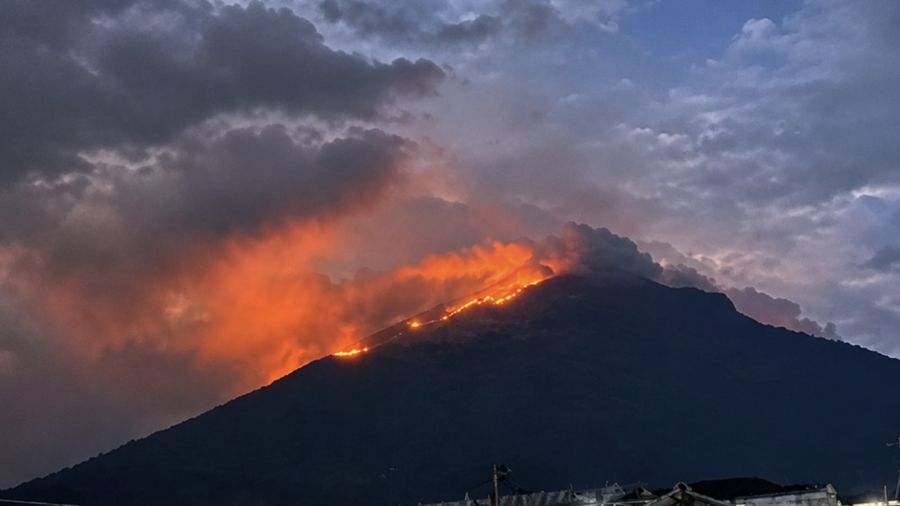 Kebakaran Hutan Lereng Sumbing Terpantau, Api Merembet dari Arah Magelang Menuju Temanggung, Rabu (21/10/2026) petang. (Instagram/bpbd_kabtemanggung)