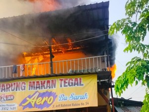 Warteg di Sukolilo Surabaya Terbakar Hebat Pagi Ini