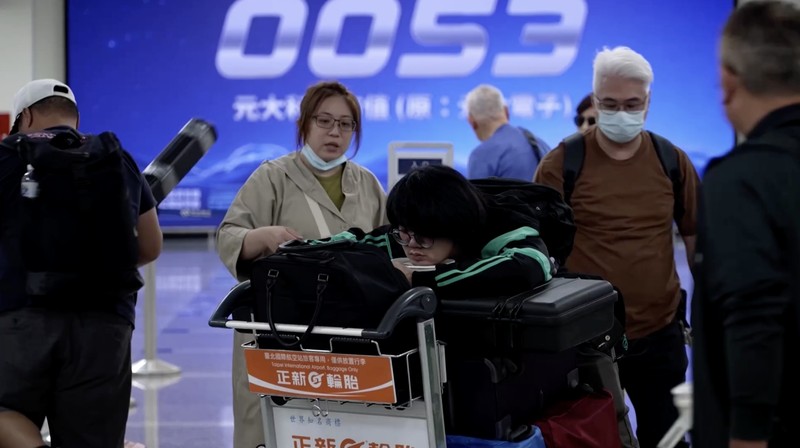 Orang-orang membawa payung di tengah hujan saat Topan Champi mendekat, di Taipei, Taiwan, 22 Oktober 2026. (REUTERS/Ann Wang)
