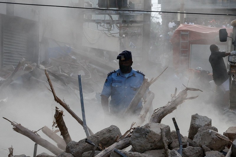 Emergency personnel work at the site of a building collapse in Eastleigh, Nairobi, Kenya, October 23, 2026. REUTERS/Monicah Mwangi   TPX IMAGES OF THE DAY