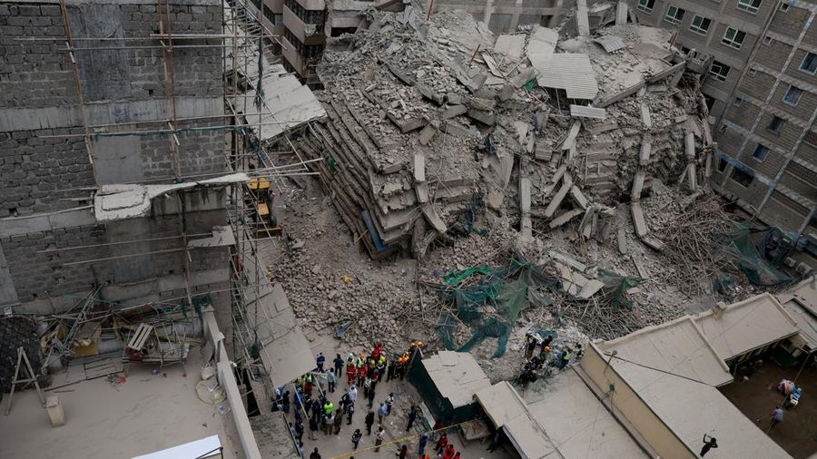 Emergency personnel work at the site of a building collapse in Eastleigh, Nairobi, Kenya, October 23, 2026. REUTERS/Monicah Mwangi   TPX IMAGES OF THE DAY