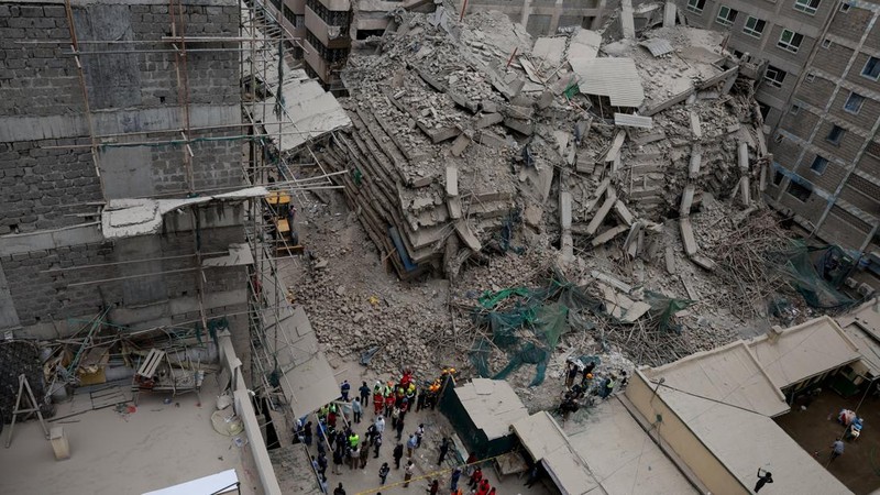 Emergency personnel work at the site of a building collapse in Eastleigh, Nairobi, Kenya, October 23, 2026. REUTERS/Monicah Mwangi   TPX IMAGES OF THE DAY