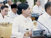Ketua DK OJK,  Friderica Widyasari Dewi dalam Sidang Kabinet Paripurna 2 Tahun Pertama Pemerintahan Kerja Nyata untuk Negeri, 21 Oktober 2026. (Tangkapan Layar Youtube)