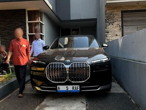 KPK Sita BMW Listrik dari Rumah Suami Bupati Pekalongan Fadia Arafiq