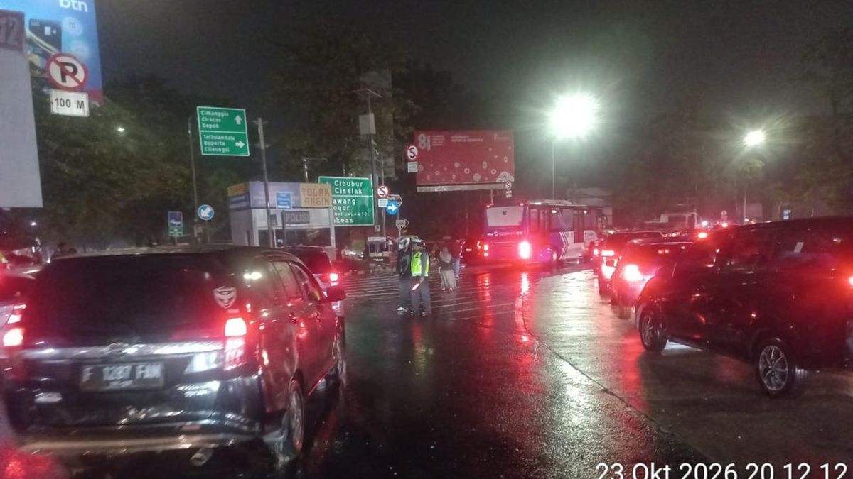 Jalan Buperta Cibubur Macet Parah Usai Hujan, Warga Terpaksa Jalan Kaki — NadiKabar.com
