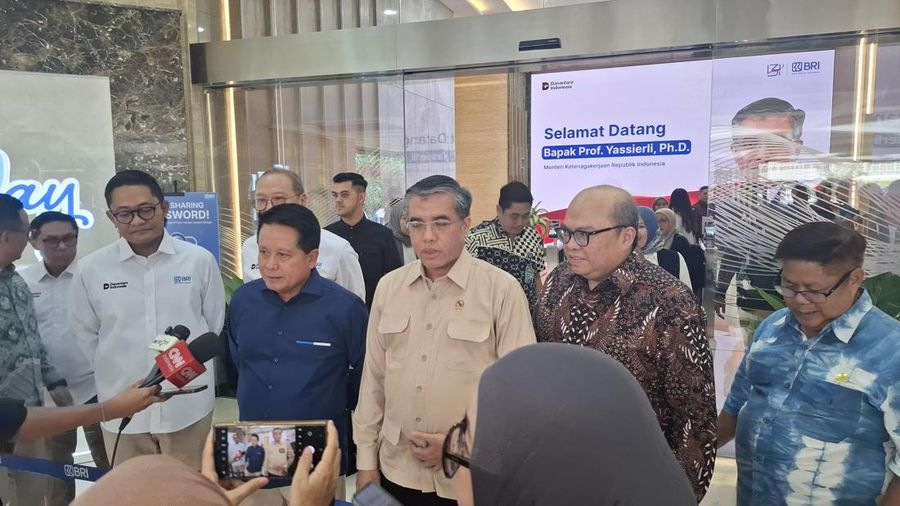 Menteri Ketenagakerjaan (Menaker) Yassierli melakukan peninjauan langsung pelaksanaan program magang nasional di PT Bank Rakyat Indonesia (Persero) Tbk atau BRI. (CNBC Indonesia/Chandra Dwi Pranata)