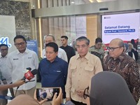 Menteri Ketenagakerjaan (Menaker) Yassierli melakukan peninjauan langsung pelaksanaan program magang nasional di PT Bank Rakyat Indonesia (Persero) Tbk atau BRI. (CNBC Indonesia/Chandra Dwi Pranata)