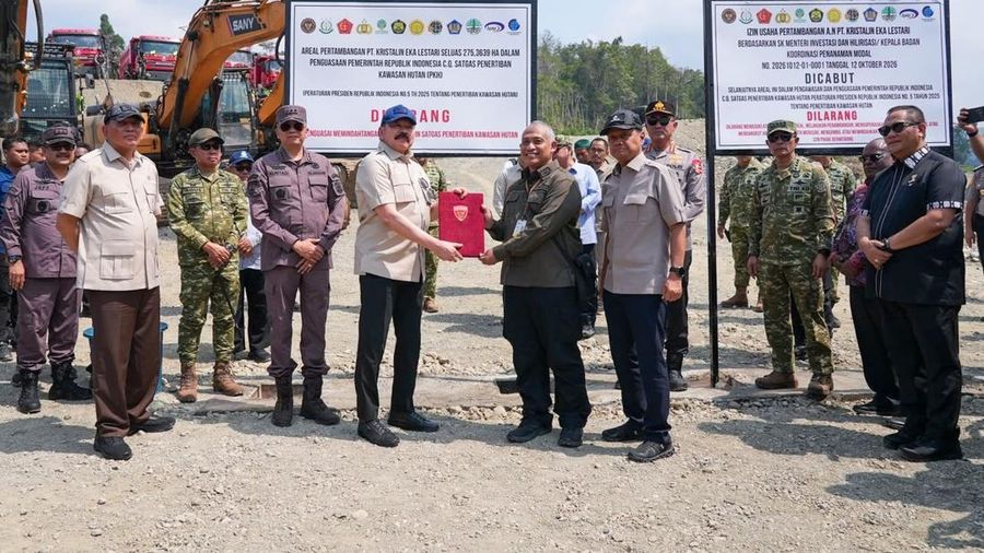 Menteri Pertahanan Sjafrie Sjamsoeddin selaku Ketua Pengarah Satgas Penertiban Kawasan Hutan (PKH) memimpin penertiban tambang emas c seluas 275,36 hektare di Distrik Makimi, Nabire, Papua Tengah, Kamis (22/10). (Instagram/kemhanri)