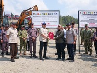 Menteri Pertahanan Sjafrie Sjamsoeddin selaku Ketua Pengarah Satgas Penertiban Kawasan Hutan (PKH) memimpin penertiban tambang emas c seluas 275,36 hektare di Distrik Makimi, Nabire, Papua Tengah, Kamis (22/10). (Instagram/kemhanri)