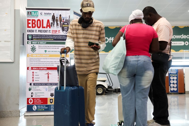 Petugas kesehatan pelabuhan memeriksa informasi para pelancong di pos pemeriksaan kesehatan di Bandara Internasional Murtala Muhammed, menyusul laporan mengenai satu kasus Ebola di Nigeria, di Lagos, Nigeria, pada 22 Oktober 2026. (REUTERS/Sodiq Adelakun)