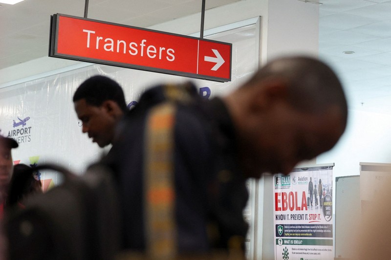 Petugas kesehatan pelabuhan memeriksa informasi para pelancong di pos pemeriksaan kesehatan di Bandara Internasional Murtala Muhammed, menyusul laporan mengenai satu kasus Ebola di Nigeria, di Lagos, Nigeria, pada 22 Oktober 2026. (REUTERS/Sodiq Adelakun)