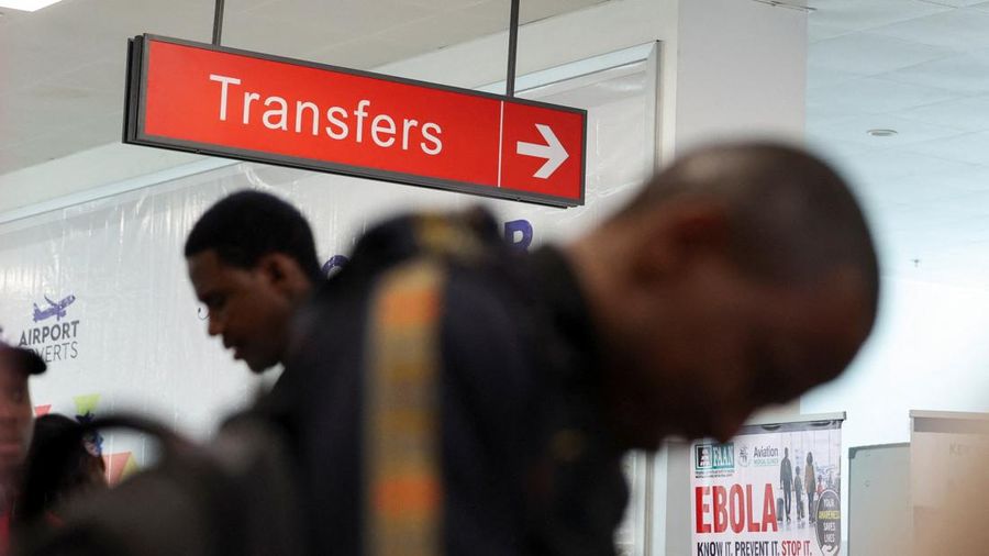 Para pelancong tiba untuk menjalani pemeriksaan kesehatan di Bandara Internasional Murtala Muhammed menyusul laporan mengenai satu kasus Ebola di Nigeria, di Lagos, Nigeria, 22 Oktober 2026.