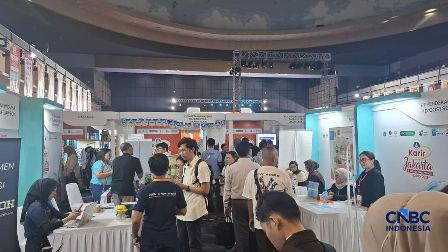 Para pencari kerja masih memadati bursa lowongan kerja (job fair) Karir Jakarta & Tenaga Kerja di Smesco pada hari kedua sekaligus hari terakhir, Jumat (23/10/2026). (CNBC Indonesia/Chandra Dwi Pranata)