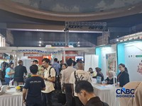 Para pencari kerja masih memadati bursa lowongan kerja (job fair) Karir Jakarta & Tenaga Kerja di Smesco pada hari kedua sekaligus hari terakhir, Jumat (23/10/2026). (CNBC Indonesia/Chandra Dwi Pranata)