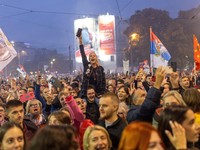 Para pendukung daftar pemilihan "Student List - Students Win" menghadiri rapat umum kampanye terakhir di Beograd, Serbia, pada 22 Oktober 2026. (REUTERS/Djordje Kojadinovic)