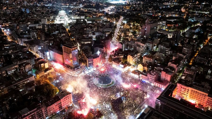 Para pendukung daftar pemilihan "Student List - Students Win" menghadiri rapat umum kampanye terakhir di Lapangan Slavija, Beograd, Serbia, pada 22 Oktober 2026. (REUTERS/Marko Djurica)