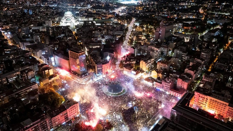 Para pendukung daftar pemilihan "Student List - Students Win" menghadiri rapat umum kampanye terakhir di Lapangan Slavija, Beograd, Serbia, pada 22 Oktober 2026. (REUTERS/Marko Djurica)
