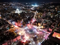 Para pendukung daftar pemilihan "Student List - Students Win" menghadiri rapat umum kampanye terakhir di Lapangan Slavija, Beograd, Serbia, pada 22 Oktober 2026. (REUTERS/Marko Djurica)