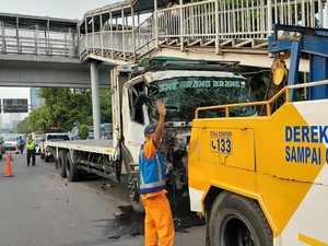 Hilang Kendali, Truk Tabrak Pembatas Jalan di Tol JORR hingga Ringsek