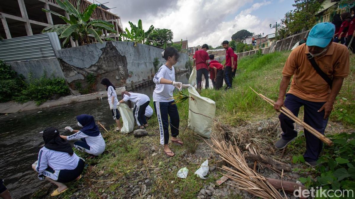 Peringati World Cleanup Day, Relawan Sisir Sampah di Sungai Gajahwong — NadiKabar.com