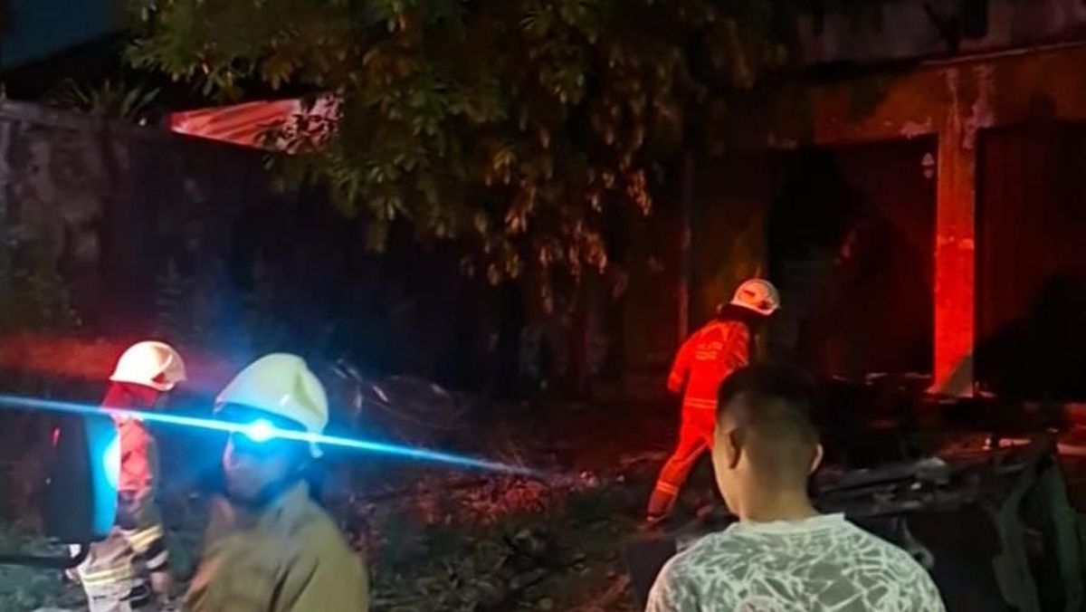 Tumpukan Sampah Depan Ruko Bintaro Jaksel Terbakar, 3 Mobil Damkar Dikerahkan — NadiKabar.com