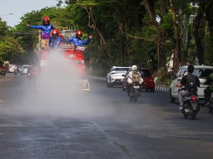 Atasi Panas dan Debu Proyek, Damkar Semprot Jalanan di Kota Surabaya