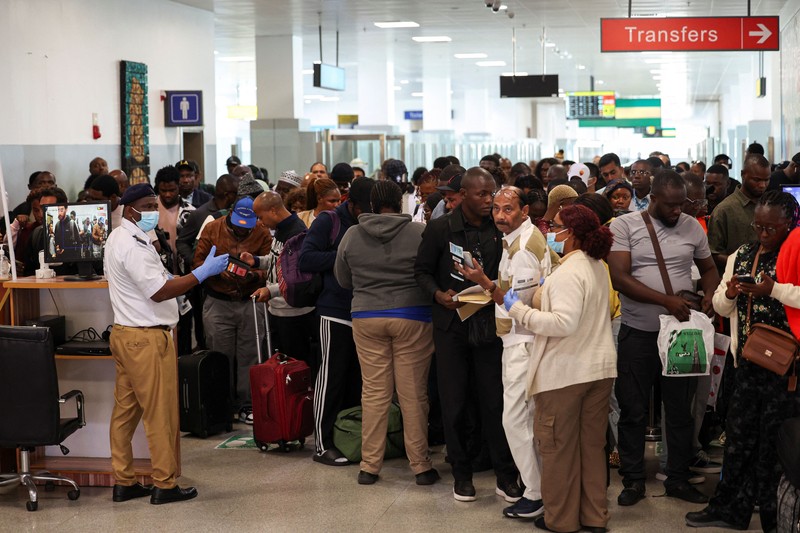 Petugas kesehatan pelabuhan memeriksa informasi para pelancong di pos pemeriksaan kesehatan di Bandara Internasional Murtala Muhammed, menyusul laporan mengenai satu kasus Ebola di Nigeria, di Lagos, Nigeria, pada 22 Oktober 2026. (REUTERS/Sodiq Adelakun)