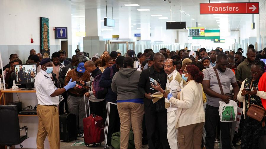 Petugas kesehatan pelabuhan memeriksa informasi para pelancong di pos pemeriksaan kesehatan di Bandara Internasional Murtala Muhammed, menyusul laporan mengenai satu kasus Ebola di Nigeria, di Lagos, Nigeria, pada 22 Oktober 2026. (REUTERS/Sodiq Adel