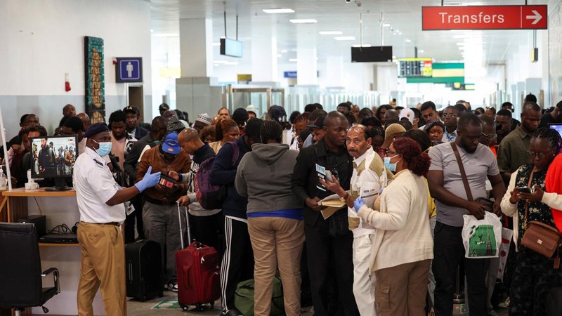 Petugas kesehatan pelabuhan memeriksa informasi para pelancong di pos pemeriksaan kesehatan di Bandara Internasional Murtala Muhammed, menyusul laporan mengenai satu kasus Ebola di Nigeria, di Lagos, Nigeria, pada 22 Oktober 2026. (REUTERS/Sodiq Adel
