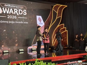 Plt Bupati Cilacap Ammy Amalia Terima Penghargaan detikJateng-Jogja Awards