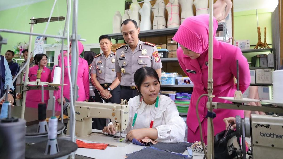 Perdana, Kapolrestro Bekasi Kota Tinjau Praktik Jahit 'Poliran' di SMKN 1 — NadiKabar.com