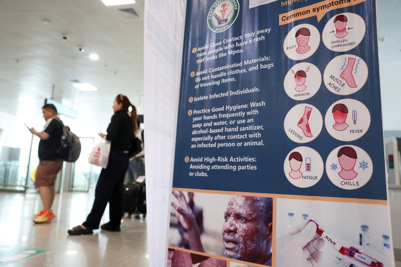 Petugas kesehatan pelabuhan memeriksa informasi para pelancong di pos pemeriksaan kesehatan di Bandara Internasional Murtala Muhammed, menyusul laporan mengenai satu kasus Ebola di Nigeria, di Lagos, Nigeria, pada 22 Oktober 2026. (REUTERS/Sodiq Adelakun)