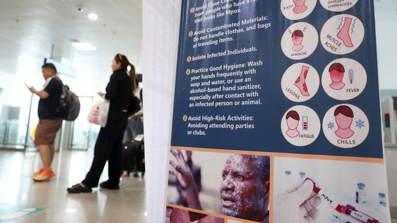 Sebuah spanduk dipajang di pos pemeriksaan kesehatan di Bandara Internasional Murtala Muhammed menyusul laporan mengenai satu kasus Ebola di Nigeria, di Lagos, Nigeria, pada 22 Oktober 2026.