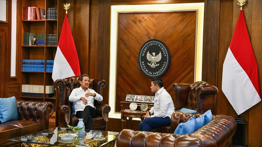 Sekretaris Kabinet Teddy Indra Wijaya menerima kunjungan Menteri Kelautan dan Perikanan Sakti Wahyu Trenggono di Kantor Sekretariat Kabinet, Jakarta, Kamis (22/10/2026) malam. (Instagram/sekretariat.kabinet)