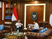 Sekretaris Kabinet Teddy Indra Wijaya menerima kunjungan Menteri Kelautan dan Perikanan Sakti Wahyu Trenggono di Kantor Sekretariat Kabinet, Jakarta, Kamis (22/10/2026) malam. (Instagram/sekretariat.kabinet)