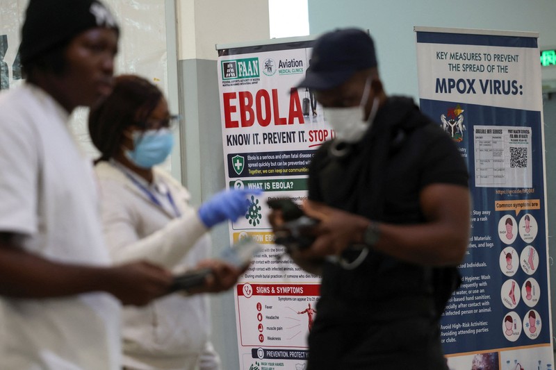 Petugas kesehatan pelabuhan memeriksa informasi para pelancong di pos pemeriksaan kesehatan di Bandara Internasional Murtala Muhammed, menyusul laporan mengenai satu kasus Ebola di Nigeria, di Lagos, Nigeria, pada 22 Oktober 2026. (REUTERS/Sodiq Adelakun)