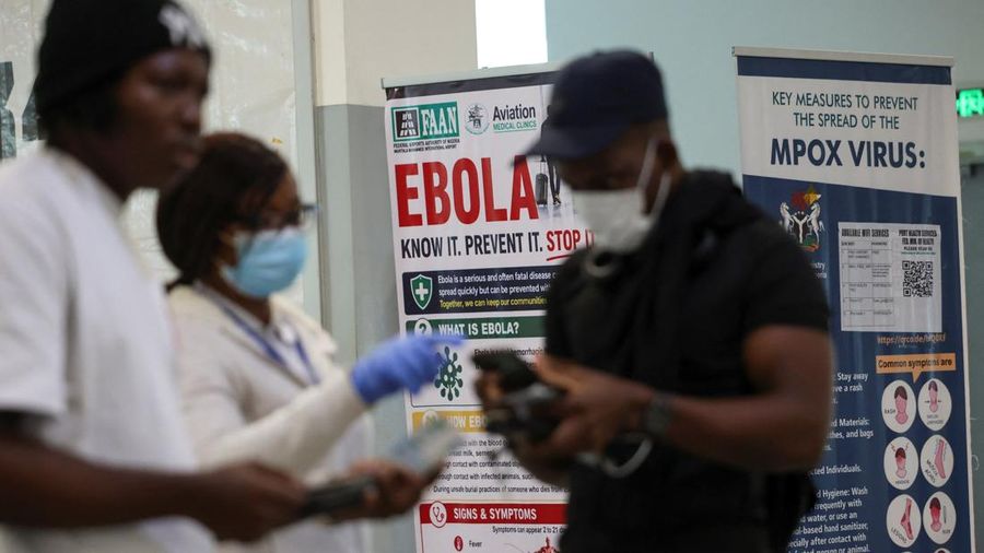 Seorang petugas kesehatan pelabuhan memeriksa informasi para pelancong di pos pemeriksaan kesehatan di Bandara Internasional Murtala Muhammed, menyusul laporan mengenai satu kasus Ebola di Lagos, Nigeria, pada 22 Oktober 2026.
