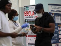 Seorang petugas kesehatan pelabuhan memeriksa informasi para pelancong di pos pemeriksaan kesehatan di Bandara Internasional Murtala Muhammed, menyusul laporan mengenai satu kasus Ebola di Lagos, Nigeria, pada 22 Oktober 2026. (REUTERS/Sodiq Adelakun