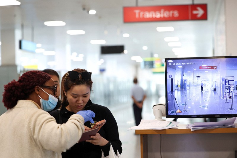 Petugas kesehatan pelabuhan memeriksa informasi para pelancong di pos pemeriksaan kesehatan di Bandara Internasional Murtala Muhammed, menyusul laporan mengenai satu kasus Ebola di Nigeria, di Lagos, Nigeria, pada 22 Oktober 2026. (REUTERS/Sodiq Adelakun)