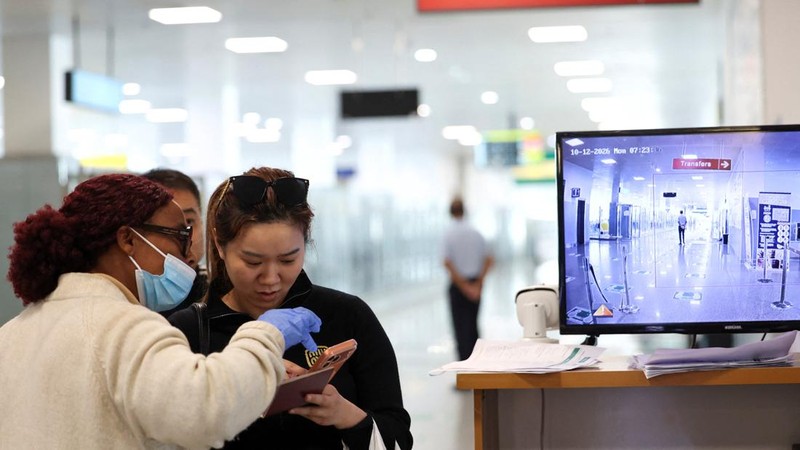 Seorang petugas kesehatan pelabuhan memeriksa informasi para pelancong di pos pemeriksaan kesehatan di Bandara Internasional Murtala Muhammed, menyusul laporan mengenai satu kasus Ebola di Nigeria, di Lagos, Nigeria, pada 22 Oktober 2026.
