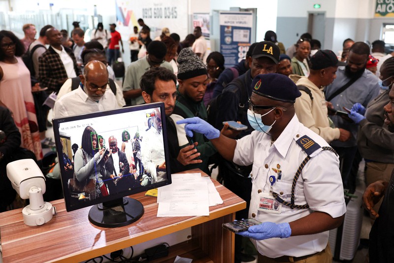 Petugas kesehatan pelabuhan memeriksa informasi para pelancong di pos pemeriksaan kesehatan di Bandara Internasional Murtala Muhammed, menyusul laporan mengenai satu kasus Ebola di Nigeria, di Lagos, Nigeria, pada 22 Oktober 2026. (REUTERS/Sodiq Adelakun)