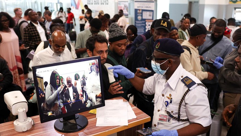 Seorang petugas kesehatan pelabuhan memeriksa informasi para pelancong di pos pemeriksaan kesehatan di Bandara Internasional Murtala Muhammed, menyusul laporan mengenai satu kasus Ebola di Nigeria, di Lagos, Nigeria, pada 22 Oktober 2026.