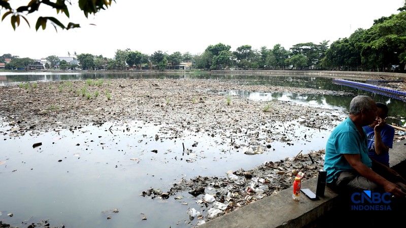 Setu Cilodong Menyusut, Sampah Mulai Bermunculan. (CNBC Indonesia/Tri Susilo)
